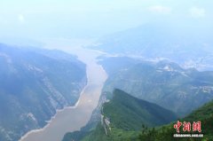 海外侨胞三峡之巅揽胜景 瞿塘两